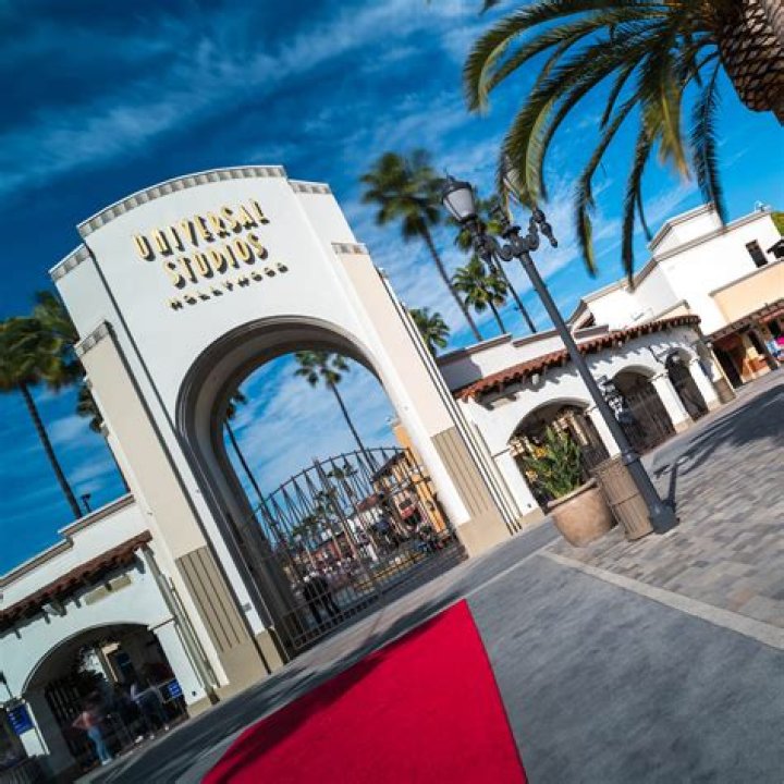 Does Universal Studios have dining plan?