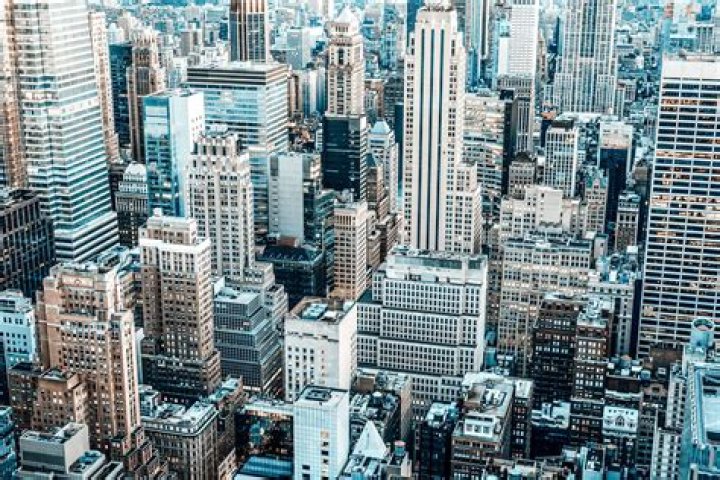 What city has the most Peruvians?