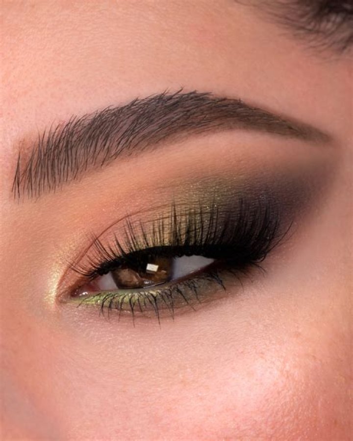 What neutral eyeshadow goes with brown eyes?