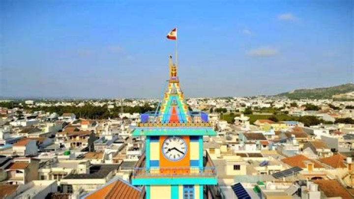 Why Madhapar village is rich?